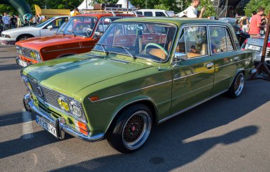 VAZ-2103 (ayrıca Lada 1500 olarak da bilinir) 1972-1984 yılları arasında üretilen, dayanıklılığı, ekonomik durumu ve basit ama zarif stiliyle tanınan klasik bir sedan.