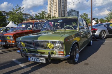 VAZ-2103 (ayrıca Lada 1500 olarak da bilinir) 1972-1984 yılları arasında üretilen, dayanıklılığı, ekonomik durumu ve basit ama zarif stiliyle tanınan klasik bir sedan.
