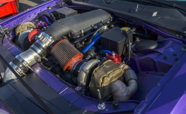 Yarış tipi motor bölmesinin kaputunu aç. Güç ve verimliliği arttırmak için görünür geliştirmeler yap.