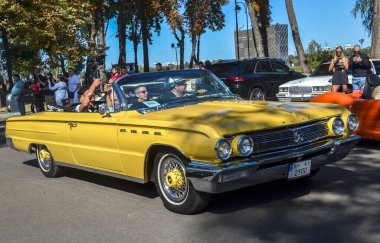 Klasik Amerikan lüks, sarı, tam boy limuzin 1962 Buick Electra. Pürüzsüz, uzun gövdeli, kendine has ön ızgarası var.