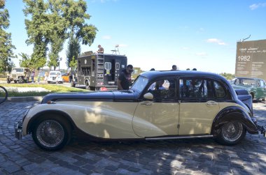 BMW 340-2 klasik bir zarafet ve performans karışımıdır. Bu lüks sedan, güçlü bir motorla tamamlanmış, parlak, aerodinamik bir gövdeye sahip.