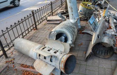 Rus ordusu tarafından işgal sırasında Ukrayna şehirlerine saldırmak için kullanılan top mermilerinin kalıntıları.