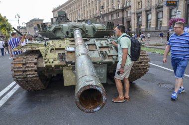 Kyiv 'deki sergi sırasında Khreshchatyk caddesinin ortasına park edilen Rus Federasyonu silahlı kuvvetlerinin T-80 tankı hasar gördü.