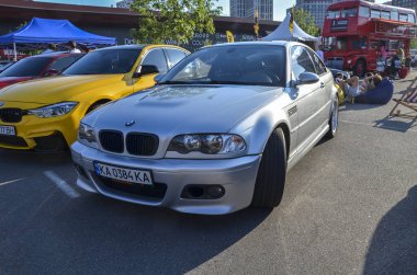 Gri 2002 BMW M3, parlak, aerodinamik tasarımı otomotiv mükemmelliğinin zamansız bir sembolü olan yüksek performanslı bir spor arabadır.