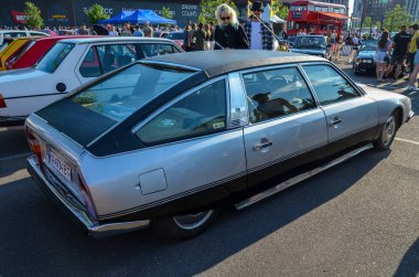 1978 Citron CX, yenilikçi tasarımı ve gelişmiş mühendisliğiyle bilinen klasik bir Fransız yönetici arabasıdır.