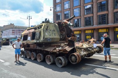 Yanmış ve ezilmiş Rus kendinden güdümlü howitzer 152 mm Msta-S Ukrayna 'da doring savaşını yok ediyordu.