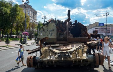 Yanmış ve ezilmiş Rus kendinden güdümlü howitzer 152 mm Msta-S Ukrayna 'da doring savaşını yok ediyordu.