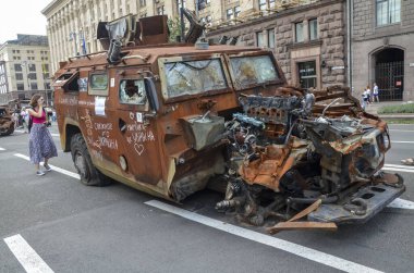 Ukrayna 'daki savaş sırasında Rus Tigr-M piyade araçları yakıldı ve imha edildi.