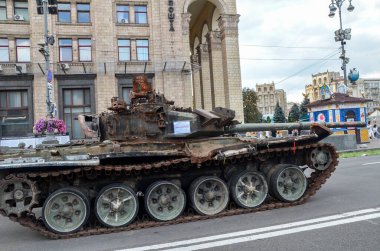 Tank T-90A Ukrayna güçleri tarafından ele geçirildi. Rus askeri teçhizatı sergisi sırasında Khreshhatyk caddesinde sergilendi.