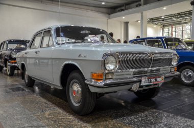 1972 model GAZ-24 Volga, sağlam tasarımı ve dayanıklılığıyla bilinen, önden itişli, arkadan çekişli ön motor ve 2.4L dahili 4 motorlu bir Sovyet döneminden kalma bir sedan. 