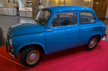 ZAZ-965, ayrıca Zaporozhets olarak da bilinir, otomotiv dünyasında kendine özgü tasarımı ve tarihsel önemi ile tanınan klasik bir Sovyet kompakt arabasıdır. 