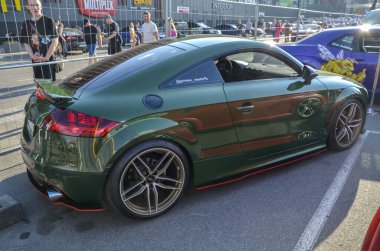 2011 model yeşil Audi TT, zarif ve sportif bir spor otomobili. Sabit gövdesi, sağlam şasisi ve iyi yakıt ekonomisi ile incelikli bir sürüş deneyimi sunuyor.