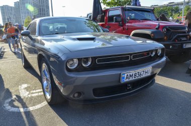2017 Dodge Challenger 3. Nesil Coupe, 305 beygir gücünden 707 beygir gücüne kadar değişen modern bir kaslı arabadır..