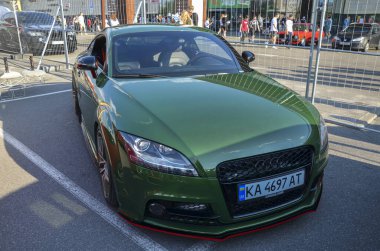 2011 model yeşil Audi TT, zarif ve sportif bir spor otomobili. Sabit gövdesi, sağlam şasisi ve iyi yakıt ekonomisi ile incelikli bir sürüş deneyimi sunuyor.