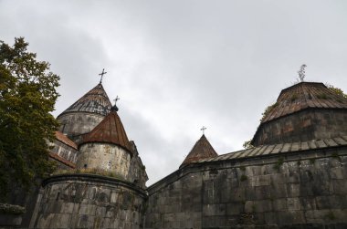 Kadim taş Sanahin manastırı üzerinde haç olan kendine özgü konik bir kubbe. Kilisenin mimarisinde kemerli pencereler ve sağ tarafta görünür kemerli bir manastır yer alıyor. Ermenistan