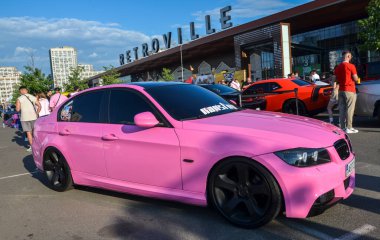 Pembe BMW 3 Serisi E90, kompakt yönetici araba bölümünde göze çarpan bir özelliktir. Bu beşinci nesil model, dinamik performansı ve rafine tasarımı ile bilinir.