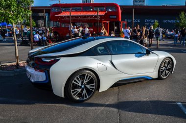 2014 BMW i8, 1.5 litrelik turbo şarjlı üç silindirli ve elektrikli motorlu bir motora sahip tüm tekerden çekişli hibrit spor hatchback motorudur.