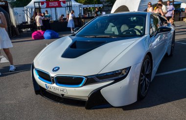 2014 BMW i8, 1.5 litrelik turbo şarjlı üç silindirli ve elektrikli motorlu bir motora sahip tüm tekerden çekişli hibrit spor hatchback motorudur.