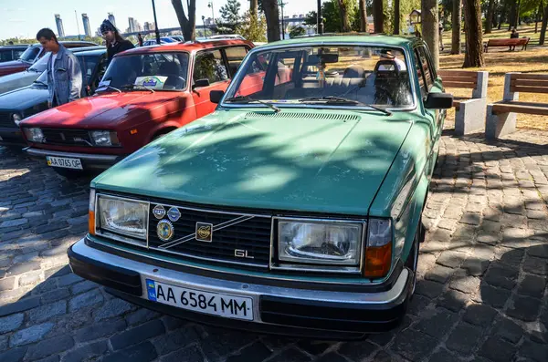 1979 Volvo 244 GL, dönemin karakteristik özelliği olan dört kapılı klasik bir sedan.