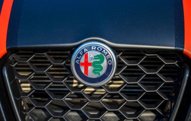 Ön vagon ızgarasında Alfa Romeo ambleminin yakın çekim görüntüsü