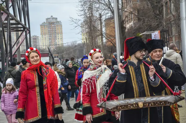 İnsanlar renkli halk kostümleri giyip Shrovetide kutlamalarına katılıyorlar. Kültür mirası ve toplum ruhu