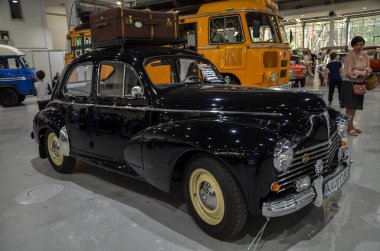 1949 Peugeot 203. Klasik tasarım, 1290 cc motor ve monocoque gövde. Dayanıklılığıyla bilinen bu model, savaştan sonra Peugeots 'un ilk yeni modeliydi.