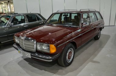 1984 model Mercedes-Benz W123. Dayanıklılığıyla bilinen klasik yönetici arabası. Özellikler arasında sağlam bir dizel motor, geniş bir iç mekan ve ikonik stil yer alıyor. 