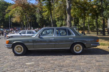 Mercedes-Benz W116 280SE, 1973 yılında tanıtılmıştır, klasik lüks sedan, temiz çizgiler ve belirgin ön ızgara ile karakterize edilir