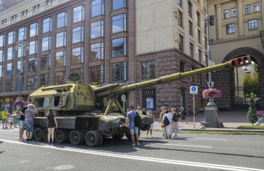 Kyiv 'deki Khreshchatyk caddesinde Rus askeri teçhizatının sergilendiği bir sergide Msta-S' nin yanmış ve tahrip edilmiş şekilde sergilendi.
