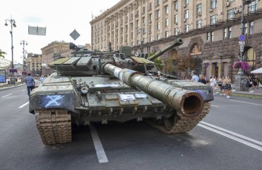 Ukrayna savaş alanlarında imha edilen Rus T-72-3 tankı, Kyiv 'deki imha edilmiş Rus teçhizatı sergisinin bir parçası olarak görülüyor.
