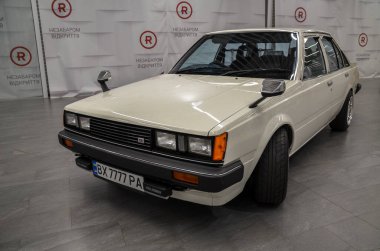 1982 model Toyota Carina, güvenilirliği ve performansıyla bilinen klasik bir sedan. Bu model, 1980 'lerin başlarındaki otomotiv tasarımlarının tipik bir özelliğini taşıyor.