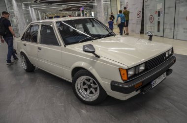 1982 model Toyota Carina, güvenilirliği ve performansıyla bilinen klasik bir sedan. Bu model, 1980 'lerin başlarındaki otomotiv tasarımlarının tipik bir özelliğini taşıyor.