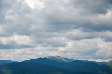 Hava bulutluyken Pip Ivan 'la Chornohora dağ sırasının çarpıcı manzarası yaklaşan bir fırtına ya da yağmuru işaret ediyor. Karpat Dağları, Ukrayna