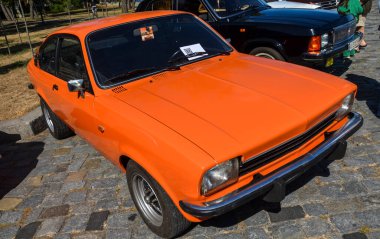 Orange 1978 Isuzu Gemini, General Motors T-Car platformuna dayanan klasik bir Japon subcompact otomobilidir.