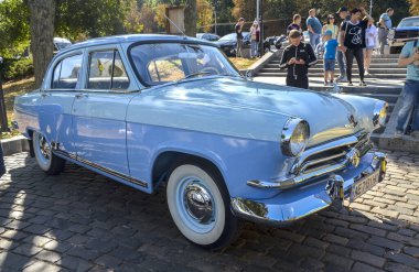 GAZ-21 Volga - sembolik Sovyet sedanı (1956-1970) 2.5L I4 motorlu, yüksek yer açıklığı ve engebeli tasarımıyla. Eski araba meraklıları ve koleksiyoncular için mükemmel.