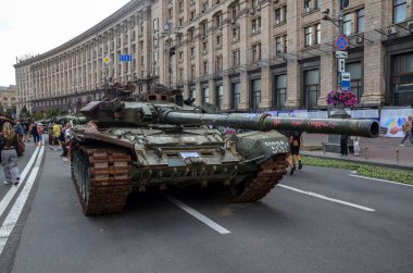 Ukrayna Bağımsızlık Günü sergisi sırasında Khreshchatyk 'teki Rus tankı T-90' ın ana caddesi yıkıldı.