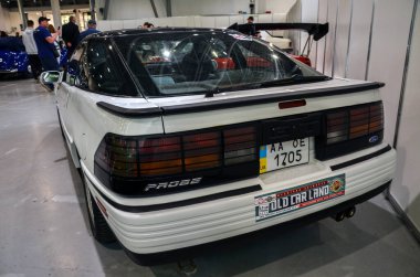 1989 Ford Probe, şık ve ileri görüşlü bir spor coupe 'dur. Bu model belirgin bir aerodinamik gövdeye, açılır kapanır farlara ve güçlü bir 2.2L motora sahiptir.