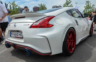 2017 Nissan 370Z, gösterişli ve agresif tasarımı, sportif performansı ve ikonik Z rozeti ile yüksek performanslı bir spor arabanın özünü yakalıyor.