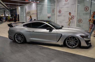 Gri 2017 Ford Mustang, ikonik kaslı araba tasarımı, güçlü performansı ve agresif duruşuyla Amerikan otomotiv mükemmelliğinin ruhunu somutlaştırıyor.