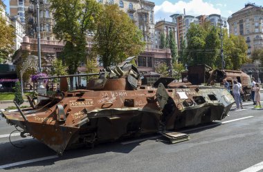 Komuta ve personel aracı BMP-1K, Ukrayna 'nın Bağımsızlık Günü sırasında Khreshhatyk Caddesi' ndeki Kyiv şehir merkezindeki imha edilmiş Rus askeri teçhizatı sergisinde