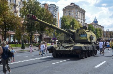 Kyiv 'in merkezindeki Khreshchatyk' teki bir sergide Rus işgalcilerin 152 mm 'lik kendinden güdümlü Howitzew' ini yok etti.