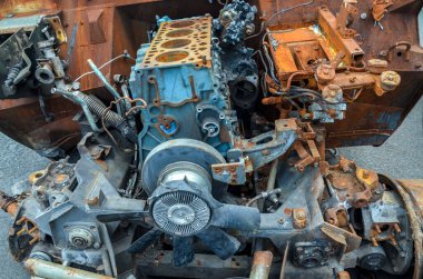 Çarpışmadan sonra Rus askeri aracında yanmış paslı motora yakın çekim