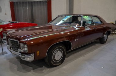 Klasik Amerikan Oldsmobile Delta 88, 20. yüzyılın ortalarındaki otomotiv tasarımının zirvesini temsil eden seçkin bir tam boyutlu arabadır.