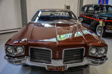 Klasik Amerikan Oldsmobile Delta 88, 20. yüzyılın ortalarındaki otomotiv tasarımının zirvesini temsil eden seçkin bir tam boyutlu arabadır.