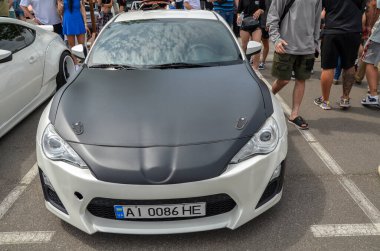 2015 model Toyota Scion 'un parlak ve sportif beyaz sedanı stil ve performans isteyenler için tasarlanmış kompakt bir araba. 
