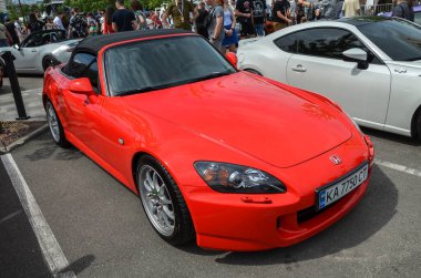 2008 model üstü açık Honda S2000, yüksek devirli motoru ve kusursuz kullanımıyla ünlü efsanevi bir roadster. 