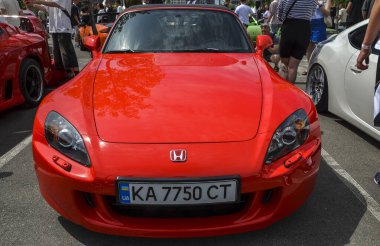 2008 model üstü açık Honda S2000, yüksek devirli motoru ve kusursuz kullanımıyla ünlü efsanevi bir roadster. 