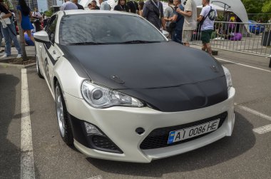 2015 model Toyota Scion 'un parlak ve sportif beyaz sedanı stil ve performans isteyenler için tasarlanmış kompakt bir araba. 