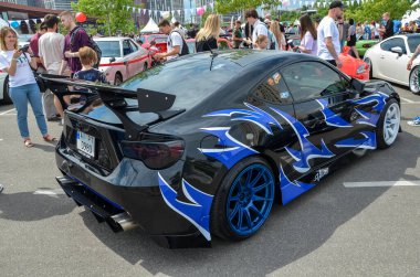 2013 Scion FR-S, aerodinamik çizgiler ve spor duruşu ile karakterize edilmiş şık ve çevik bir spor coupe 'ıdır.