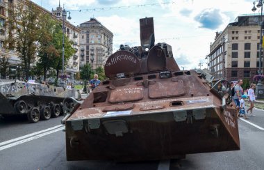 Rus işgalcilerin BTR-82AM zırhlı personel taşıyıcısının topçu saldırısı sonucu yok edildi.